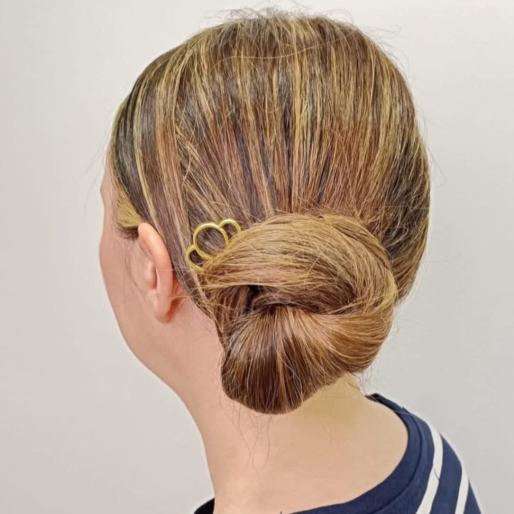 Mujer de espaldas luciendo un elegante semirecogido boho chic para boda.