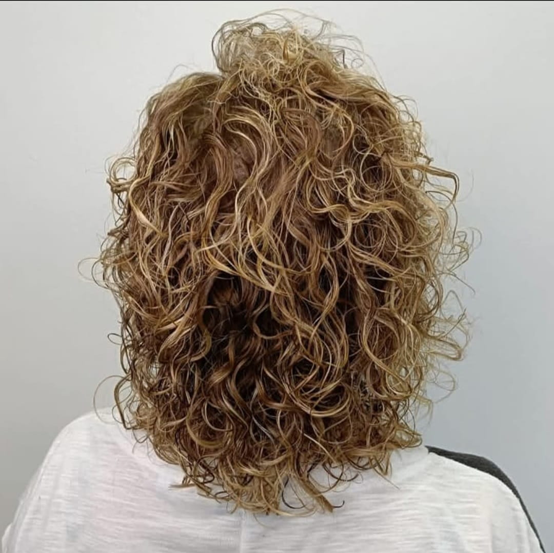 Peluquería Luna regentada por Laura Ramírez desde el año 2003. Desde niña había soñado con ser peluquera y para ellos hizo formación profesional en Pamplona y continuó formándose a la vez que trabajaba , hasta que después de unos años de experiencia en distintos salones , abrió el suyo propio. Viaja a Italia para aprender las nuevas técnicas y tendencias , como formaciones en distintas comunidades del país y poder ofrecérselas a sus clientas, A lo largo de los años hemos ido ampliando conocimientos y así poder presentar un asesoramiento adecuado para cada cliente.